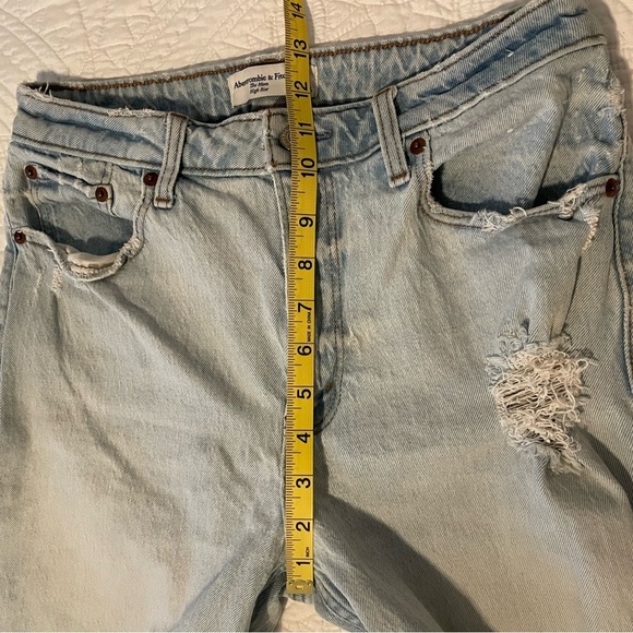 ABERCROMBIE & FITCH Curve Love High Rise Mom Jean Sz 28/6 Distressed Light Wash - Picture 7 of 8
